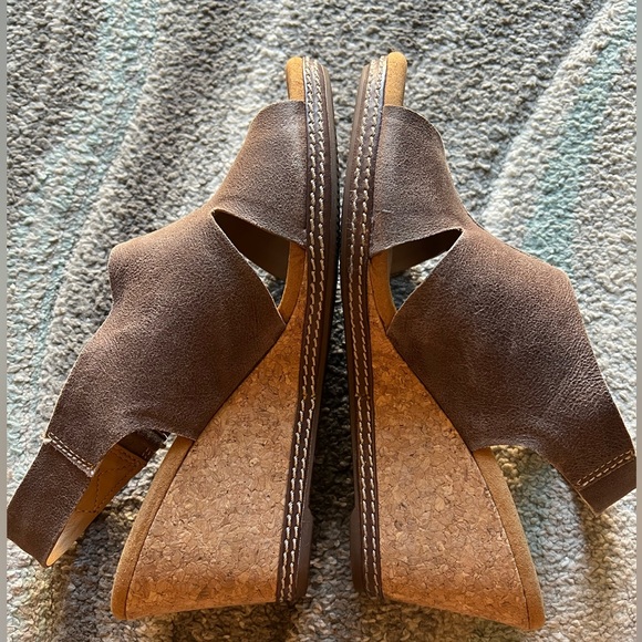 Clarks Women’s size 9 Brown Wedge Sandal - Picture 4 of 5